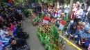 Warga berkumpul dekat hasil pertanian saat acara budaya sedekah bumi di Lembur Sawah, Mulyaharja, Bogor, Jawa Barat, Minggu (23/7/2023). (merdeka.com/Arie Basuki)