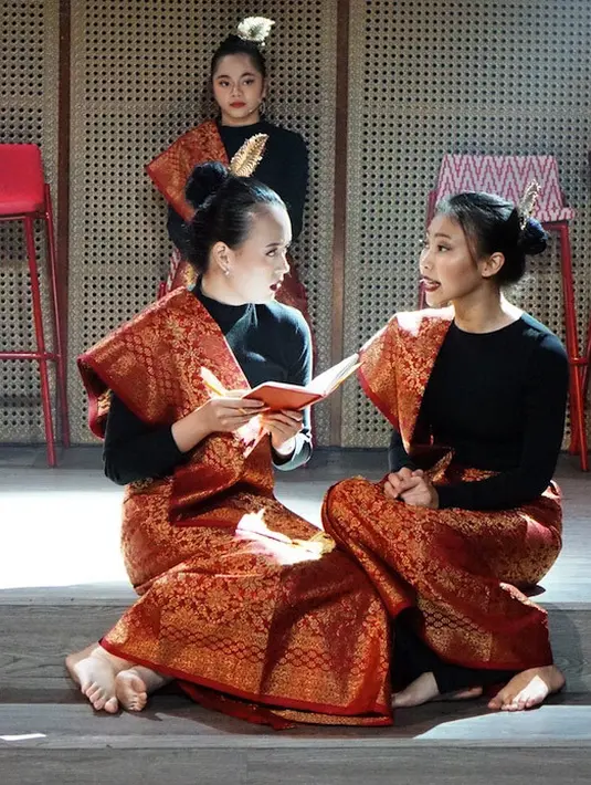 Setelah mengikut pelatihan selama satu tahun, para peserta yang terpilih tersebut juga berkesempatan melihat langsung belakang layar industri musikal di West End, Inggris. [Foto: Dok. Galeri Indonesia Kaya]