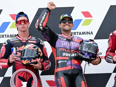 Pembalap Prima Pramac Racing, Jorge Martin (tengah) bersama pembalap RedBull GASGAS Tech3, Pedro Acosta (kiri) dan pembalap Ducati Lenovo Team asal Italia Francesco Bagnaia saat merayakan kemenangan di podium usai balapan MotoGP Grand Prix Indonesia 2024 di Sirkuit Internasional Pertamina Mandalika, Lombok, Nusa Tenggara Barat, 29 September 2024. (SONNY TUMBELAKA/AFP)