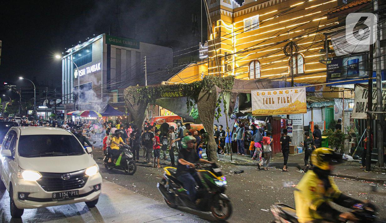 Malam takbiran atau takbir keliling ini biasa dilaksanakan pada malam hari tepat sebelum perayaan Hari Raya Idul Fitri. (Liputan6.com/Faizal Fanani)