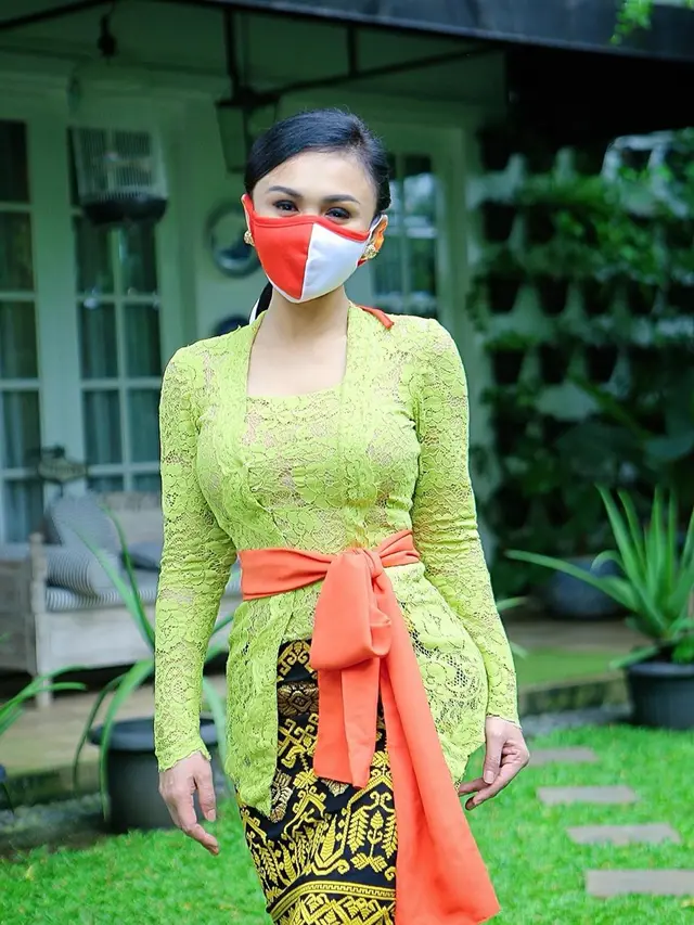 6 Potret Yuni Shara Saat Bagikan Sembako dengan Kebaya, Curi Perhatian
