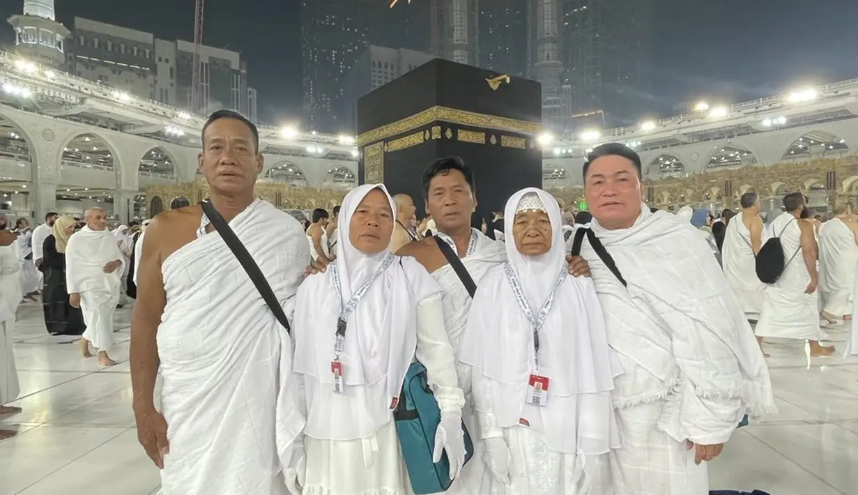Ternyata, bukan hanya Merry dan keluarganya yang berangkat umrah. Dalam rombongan itu, ada pula ibunda Lala, pengasuh Rafathar. Unggahan Merry tersebut mengundang beragam komentar warganet. Tak sedikit yang memuji kebaikan Raffi dan Nagita. (Liputan6.com/G/@merryraffiahmad)
