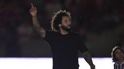 Bek Brasil Marcelo memberi isyarat selama presentasi resminya sebagai pemain baru Fluminense di stadion Maracana di Rio de Janeiro, Brasil pada 10 Maret 2023.Kepastian Marcelo kembali ke klub awal kariernya, Fluminense, sudah diumumkan akhir bulan lalu. (AFP/Carl De Souza)