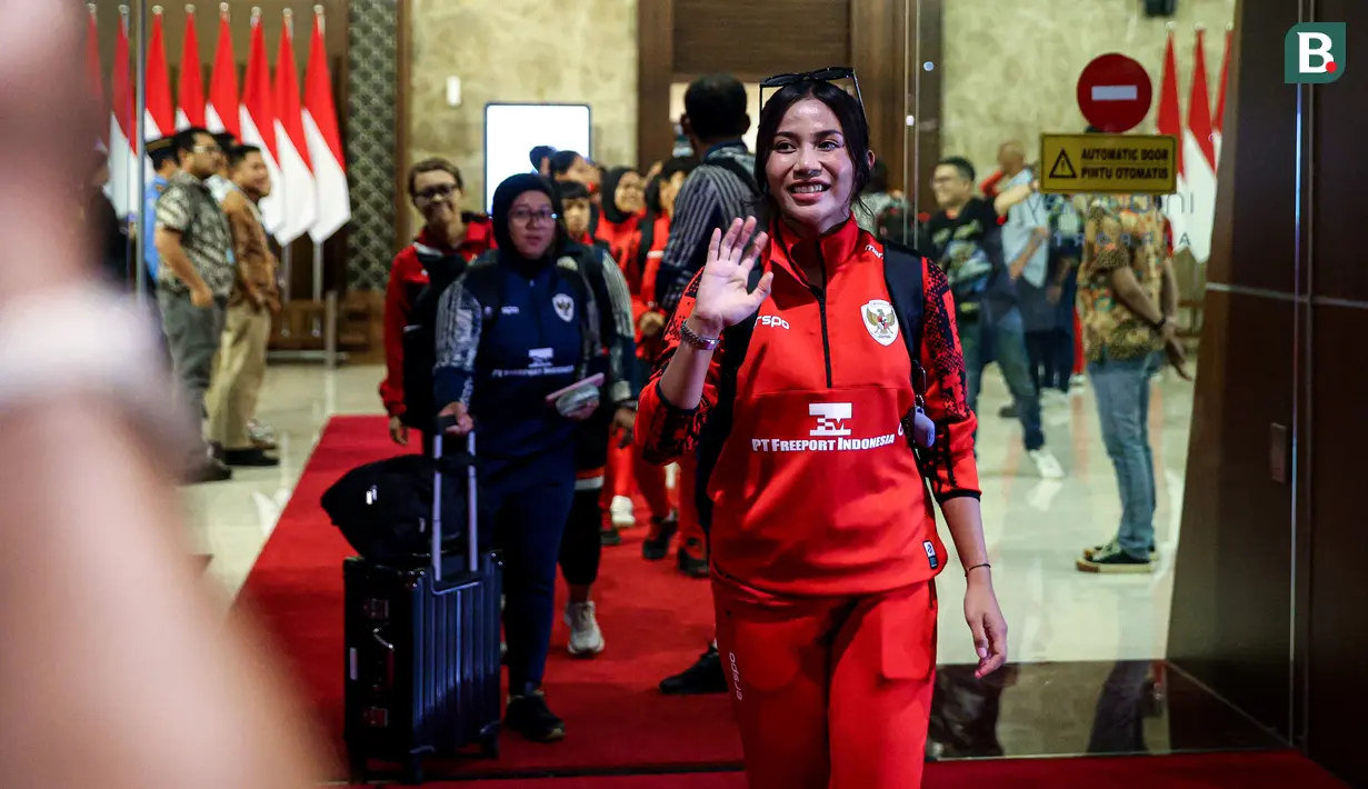 <p>Pemain Timnas Indonesia, Safira Ika Putri menyapa awak media saat kedatangan mereka setelah menjuarai Piala AFF Wanita 2024 di Gedung VVIP Terminal 3 Bandara Soekarno Hatta, Tangerang, Jumat (06/12/2024). (Bola.com/Bagaskara Lazuardi)</p>
