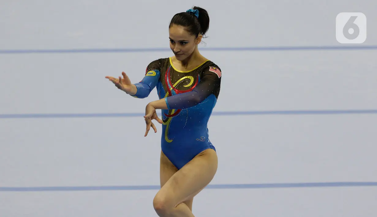 Pesenam Malaysia, Farah Ann, melakukan gerakan saat nomor all-round individual putri cabang senam pada SEA Games 2019 di Kompleks Rizal Memorial, Manila, Senin (2/12/2019). Atlet cantik ini berhasil menyumbangkan medali emas. (Bola.com/M Iqbal Ichsan)