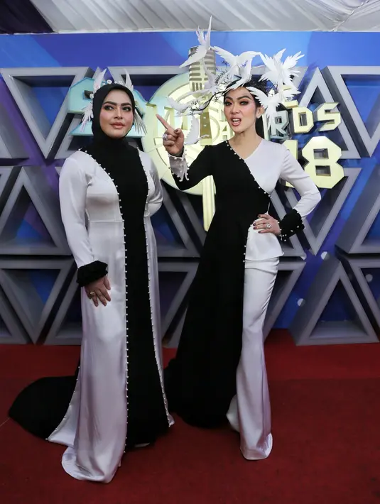 Menurut adiknya, Syaharani warna hitam dan putih mengambarkan Yin dan Yang, dua sisi yang saling melengkapi. (Adrian Putra/Bintang.com)