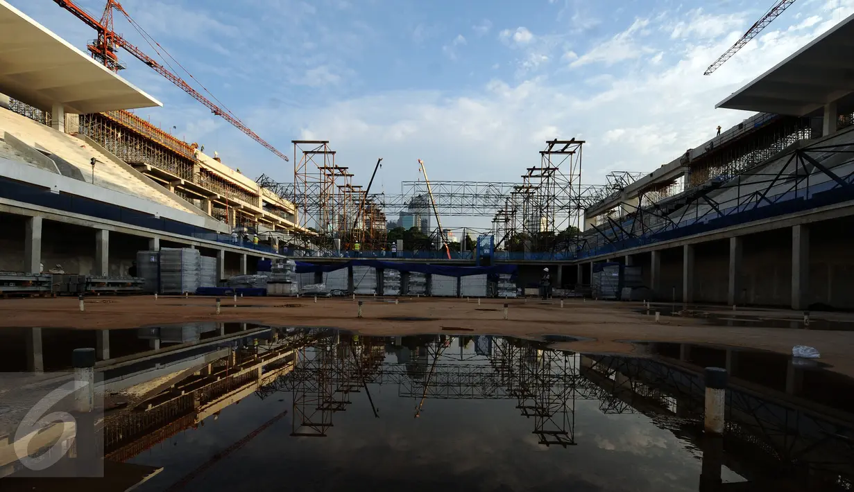 Kondisi Stadion Renang Gelora Bung Karno saat dalam proses renovasi, Jakarta, Jumat (24/3). Stadion Renang GBK ditarget selesai Oktober 2017 dan akan menjadi salah satu stadion renang terbesar di Asia. (Liputan6.com/Helmi Fithriansyah)