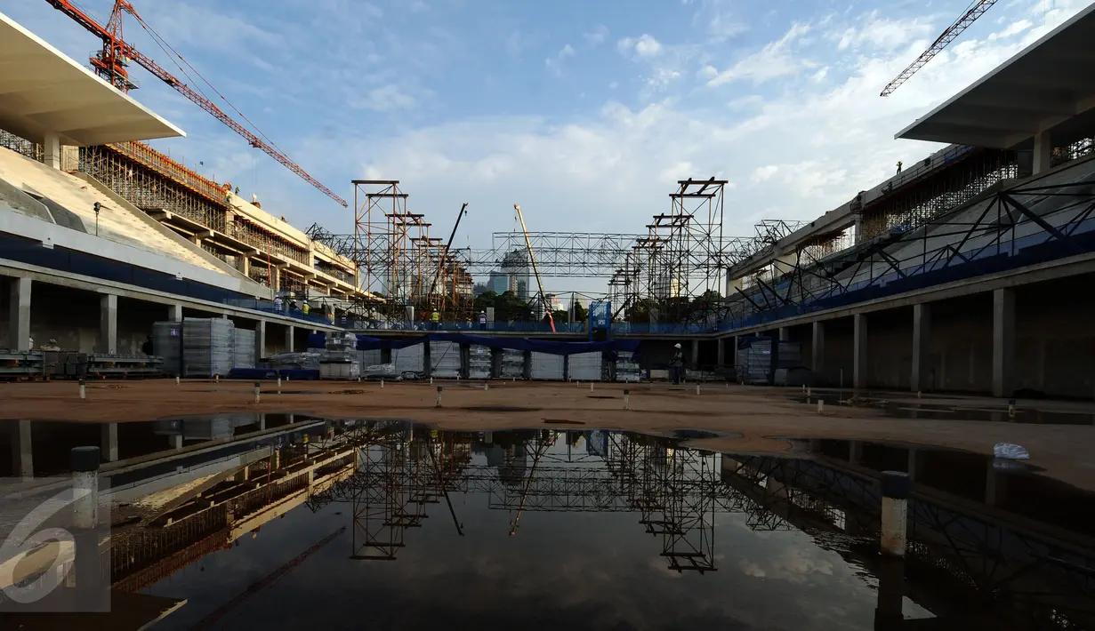 Kondisi Stadion Renang Gelora Bung Karno saat dalam proses renovasi, Jakarta, Jumat (24/3). Stadion Renang GBK ditarget selesai Oktober 2017 dan akan menjadi salah satu stadion renang terbesar di Asia. (Liputan6.com/Helmi Fithriansyah)