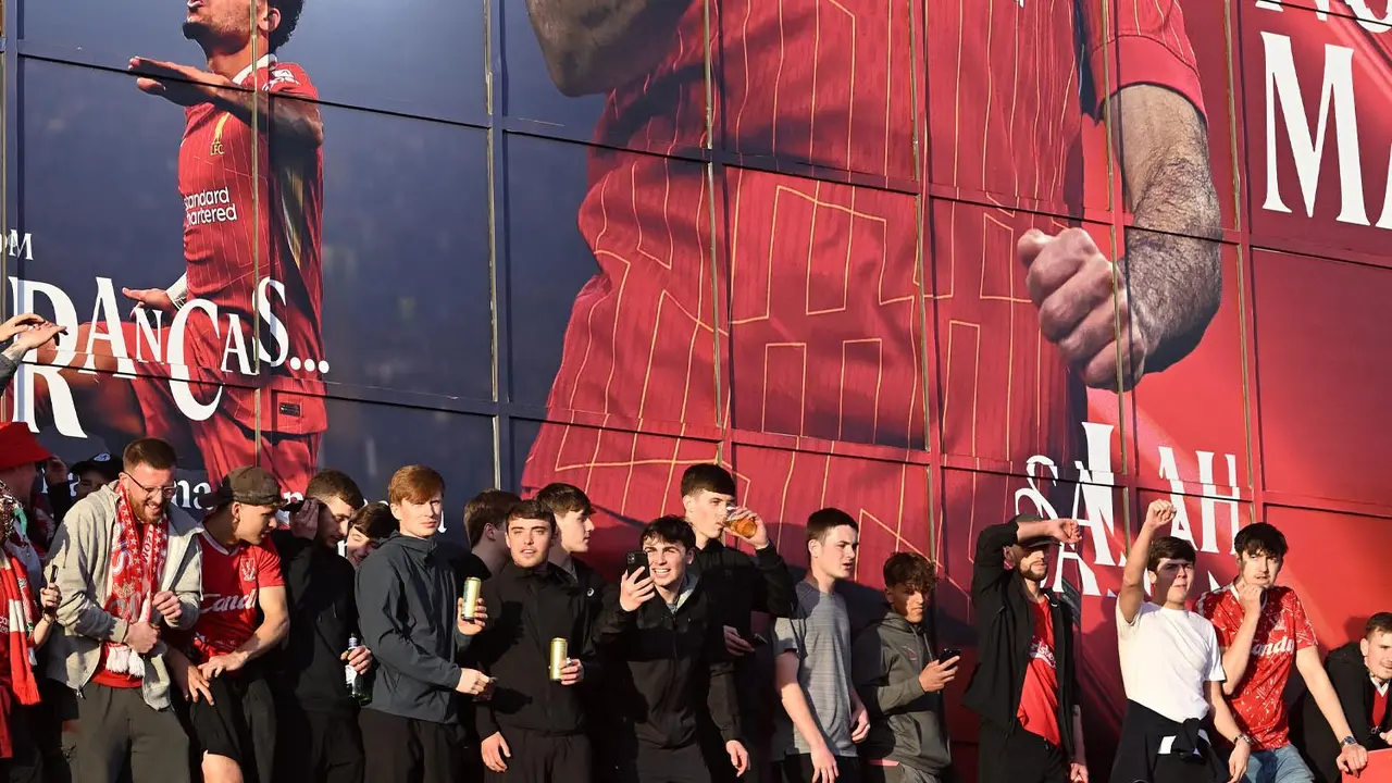 Resmi Juara Liga Inggris 2024/2025, Supporter Liverpool Serbu Stadion Anfield
