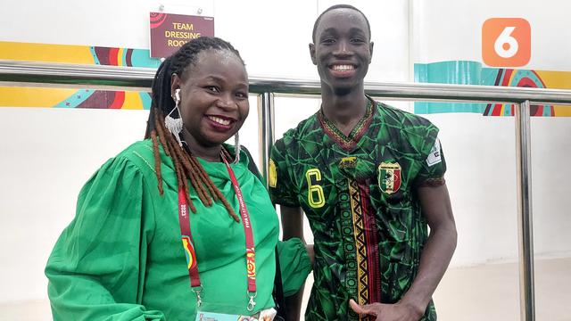 Jurnalis asal Mali, Kadiatou Bagayoko (kiri), berfoto bersama sang keponakan, Sekou Kone