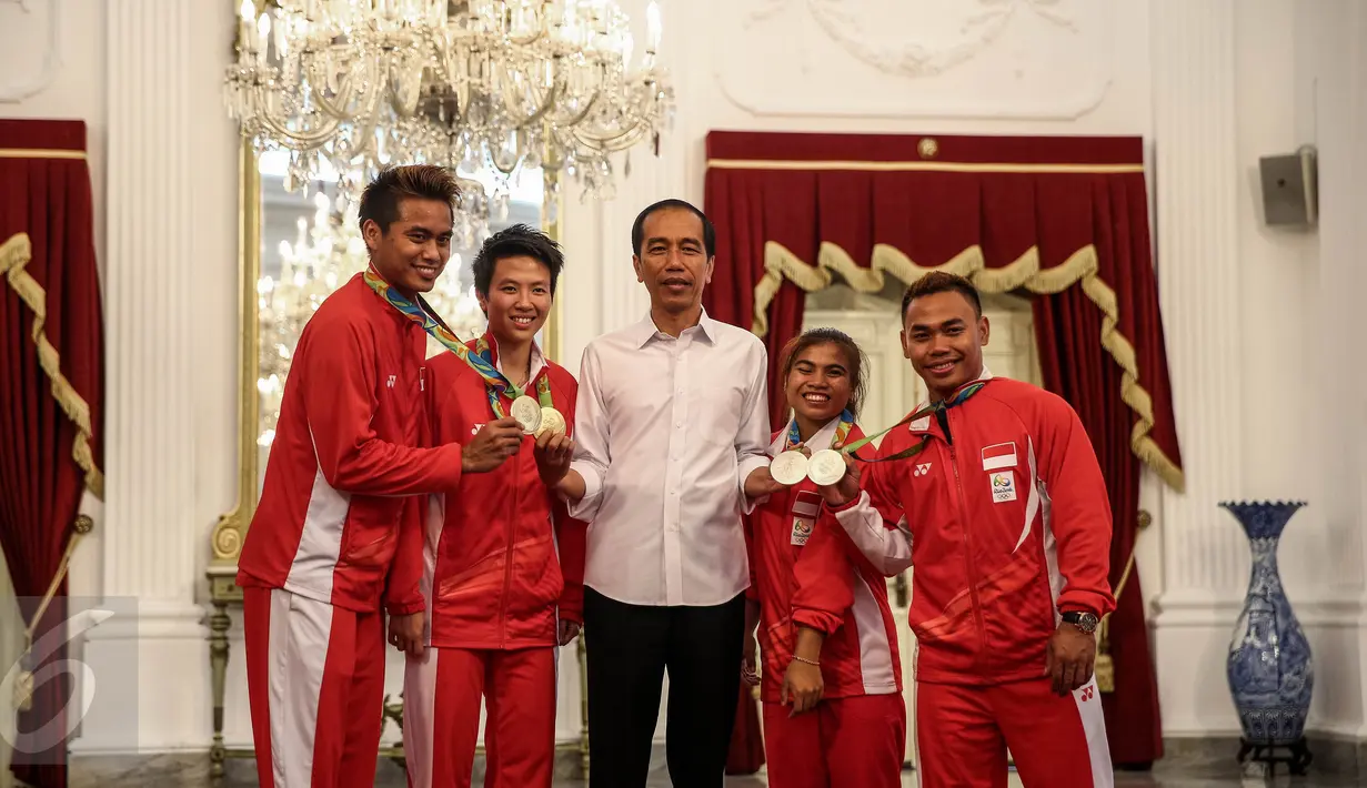 Presiden Jokowi berpose bersama Tontowi Ahmad, Liliyana Natsir, Sri Wahyuni Agustiani dan Eko Yuli Irawan saat menerima  Kontingen Indonesia untuk Olimpiade Rio De Janeiro Brasil 2016, di Istana Merdeka, Jakarta, Rabu (24/8). (Liputan6.com/Faizal Fanani)