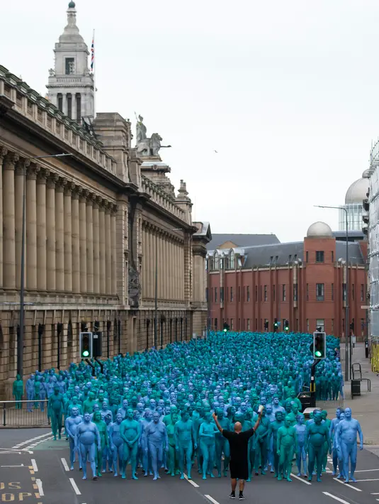 Sekitar 3.200 pria dan wanita secara sukarela berkumpul di Museum Maritim Ikonik Hull dengan tubuh tanpa busana saat menjadi model sebuah seni instalasi berjudul "Sea of Hull" di Inggris, Sabtu (9/7). (AFP Photo/Jon Super)