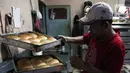 Pekerja memproduksi roti di industri roti rumahan Langgeng Sari di kawasan Pejompongan, Jakarta, Selasa (6/9/2022). Dalam waktu dekat, mereka juga akan menaikkan harga jual karena melonjaknya harga bahan bakar minyak (BBM). (Liputan6.com/Herman Zakharia)