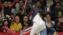 Suporter menyapa Anthony Ginting usai melawan Chen Long pada perempatfinal Daihatsu Indonesia Master 2018 di Istora Senayan, Kamis (26/1/2018). Ginting menang 21-11 16-21 21-18. (Bola.com/Nick Hanoatubun)