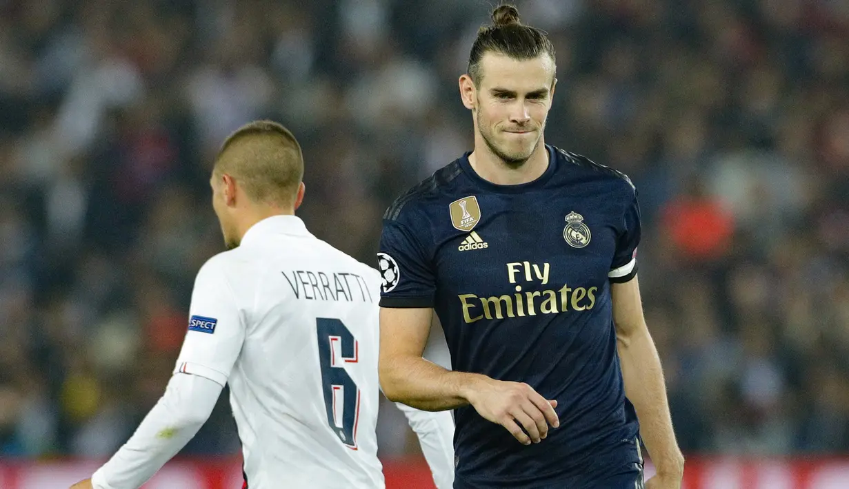 Winger Real Madrid, Gareth Bale bereaksi setelah golnya ke gawang Paris Saint-Germain (PSG) dianulir wasit pada laga Grup A Liga Champions di Parc des Princes, Rabu (18/9/2019). Real Madrid kalah telak dengan skor 0-3. (GEOFFROY VAN DER HASSELT / AFP)