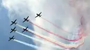 Jupiter Aerobatic Team (JAT) atau The Jupiters Tentara Nasional Indonesia (TNI) Angkatan Udara (AU) saat tampil memeriahkan Hari Ulang Tahun (HUT) ke-80 Kemerdekaan Republik Indonesia, Minggu (17/8/2025). (KapanLagi.com/Budy Santoso)
