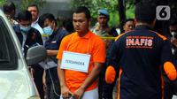 Anggota Densus 88 Bripda Haris Sitanggang alias Bripda HS menjalani rekonstruksi pembunuhan sopir taksi online Sony Rizal Taihitu (56) di lapangan Direktorat Reserse Kriminal Umum Polda Metro Jaya, Jakarta, Kamis (16/2/2023). Bripda HS menjalani 37 adegan sebagai rangkaian peristiwa pembunuhan Sony Rizal Taihitu di Jalan Nusantara Perumahan Bukit Cengkeh, Kelurahan Tugu Cimanggis, Depok, Jawa Barat. (merdeka.com/Imam Buhori)