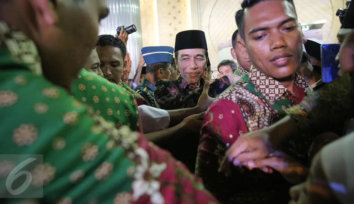 Presiden Joko Widodo dikawal Paspampres usai mendeklarasikan Hari Santri Nasional, Jakarta, Kamis (22/10/2015). Menetapkan Hari Santri Nasional adalah salah satu janji Presiden ketika pemilu. (Liputan6.com/Faizal Fanani)