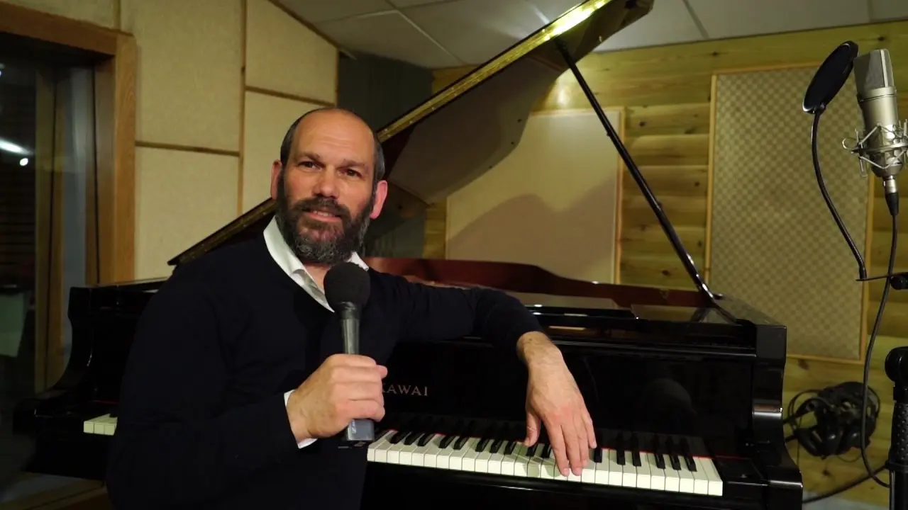 Penyanyi Israel Yonatan Razel. (Bnei Akiva/Youtube)