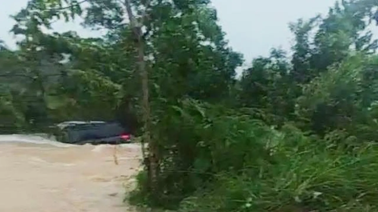 Honda Mobilio terseret banjir di Bintan. (Foto: Batamnews.co.id)