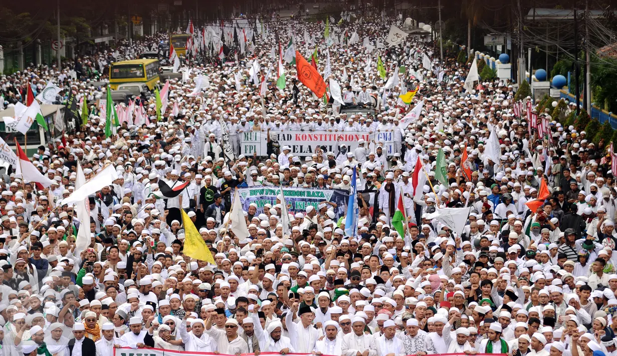 Ribuan Umat muslim  membentangkan spanduk dan mengibarkan bendera saat melakukan aksi menuju Balai Kota Jakarta, Jumat (14/10). Mereka mendesak Gubernur DKI Jakarta, Basuki Tjahaja Purnama mundur. (Liputan6.com/Hemi Fithriansyah)