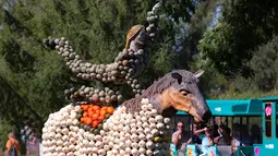 Patung kuda dari labu terlihat dalam pameran hortikultura Erfurt Garden Construction Exhibition di sebuah taman di Erfurt, Jerman, Selasa (3/9/2019. Tukang kebun membuat aneka patung dari ribuan labu. (AP Photo/Jens Meyer)