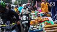 Ragam kue tradisional seperti lemper, putu ayu, kue lumpur, dadar gulung, nagasari, cente manis, klepon, putu mayang, hingga makanan berat juga ada disana. (Liputan6.com/Angga Yuniar)