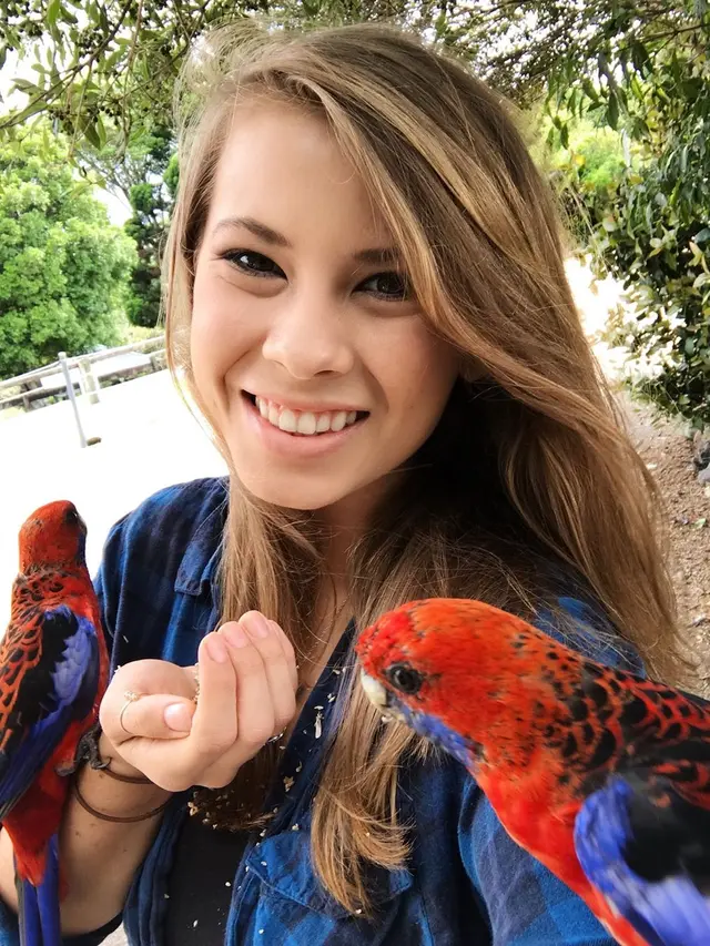 6 Potret Cantik Bindi Irwin, Anak Sulung Steve Irwin yang Akan Menikah