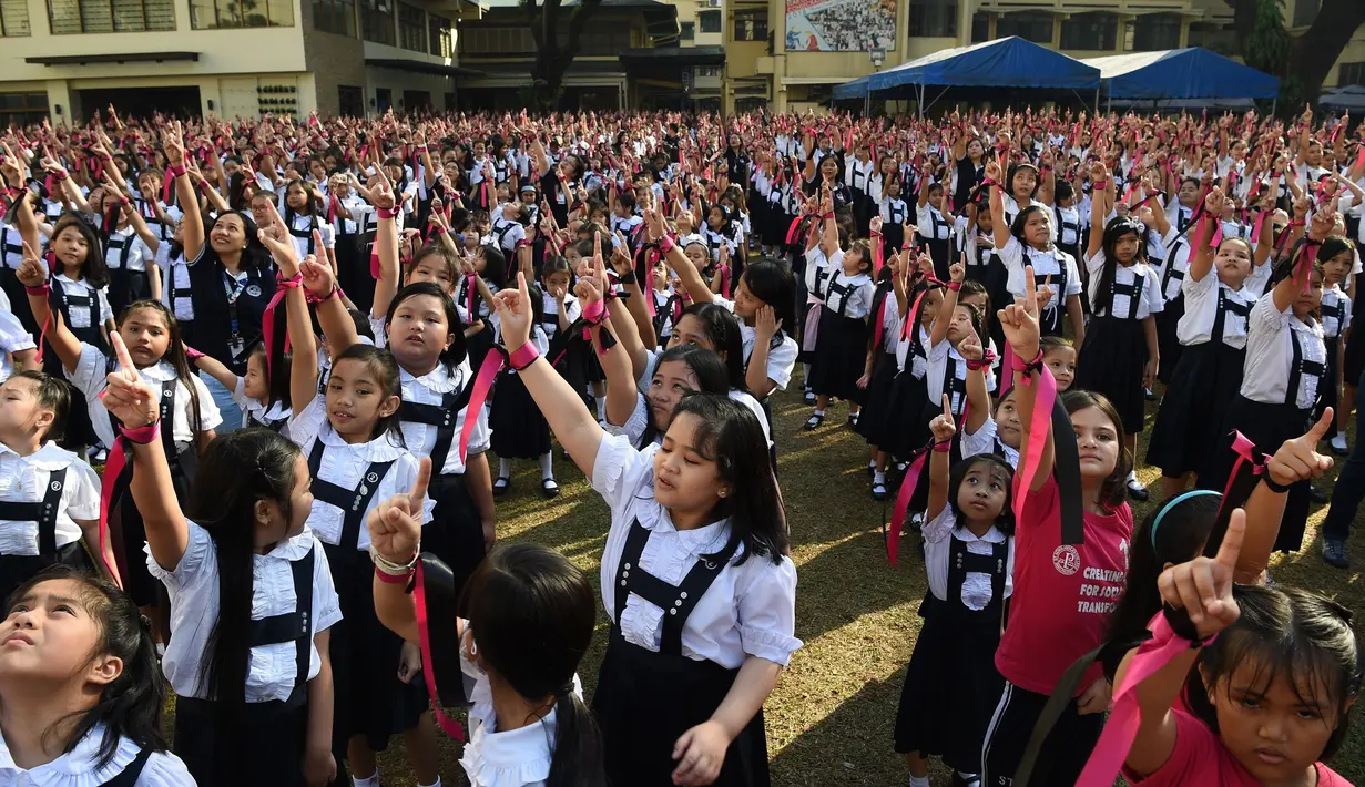 Siswa dari St. Scholastica's College mengambil bagian dalam gerakan One Billion Rising di Manila, Filipina, Kamis (14/2). Lebih dari 3.000 siswa berpartisipasi dalam acara yang digelar yang bertepatan dengan Hari Valentine tersebut. (TED ALJIBE/AFP)