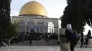 <p>Pengunjuk rasa Palestina melindungi diri dengan perisai saat bentrok dengan polisi Israel di Kompleks Masjid Al Aqsa, Yerusalem, Jumat (22/4/2022). Polisi Israel dan pemuda Palestina kembali bentrok di Kompleks Masjid Al Aqsa. (AP Photo/Mahmoud Illean)</p>