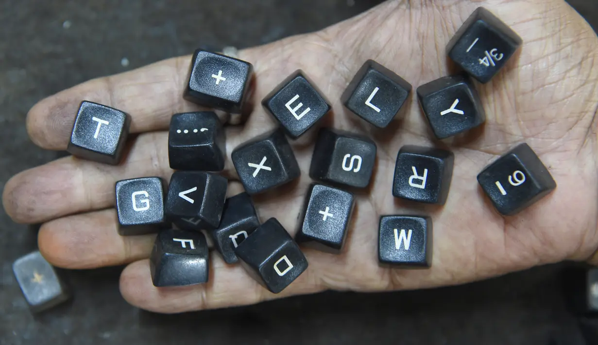 Pekerja menunjukan tombol mesin tik tua di bengkelnya di Mumbai, India (6/7). Walaupun dunia barat sudah meninggalkan, India membuktikan telah menjadi basis terakhir pertahanan penggunaan mesin ketik. (AFP Photo/Indranil Mukherjee)