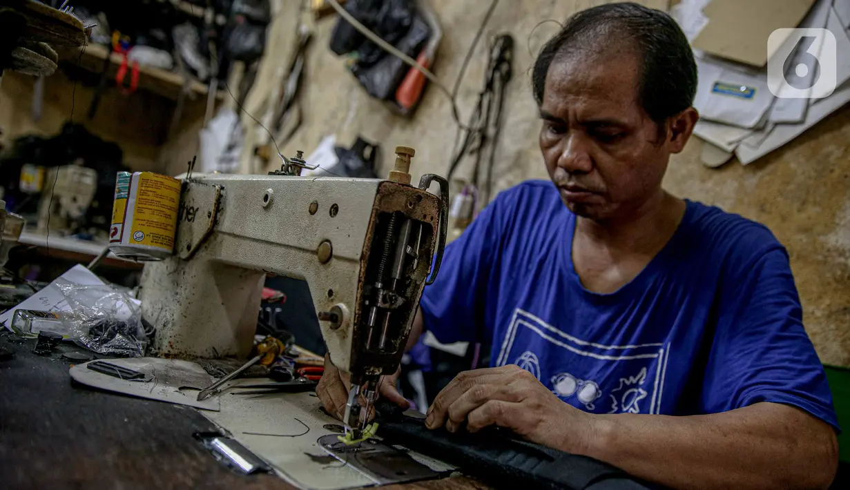 Pekerja membuat produk tas di unit produksi Artrek, Jakarta, Selasa (3/11/2020). Pemprov DKI Jakarta telah memutuskan menaikkan upah minimum provinsi (UMP) 2021 sebesar Rp 4.416.186,548 atau meningkat 3,27 persen dari 2020 bagi perusahaan tidak terkena dampak COVID-19. (Liputan6.com/Faizal Fanani)
