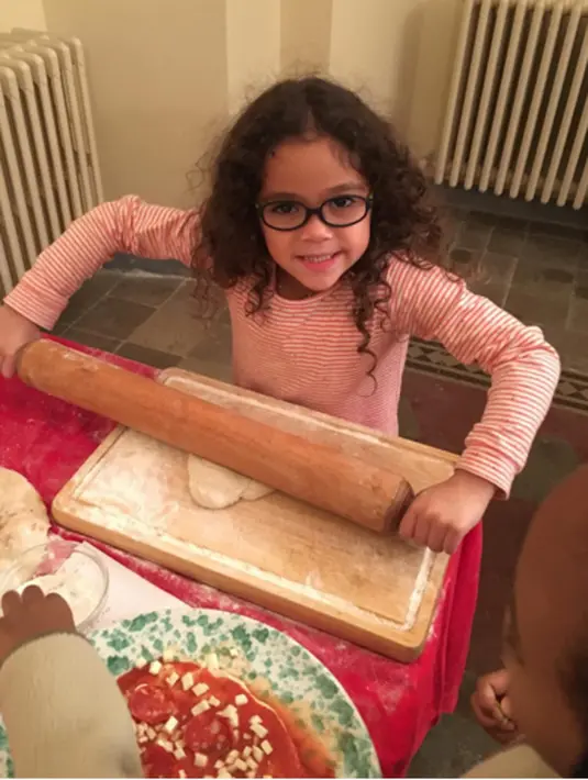 Selain Mariah Carey yang sibuk membuat pizza yang lezat, kini putri kecilnya Monroe, terlihat menggemaskan ketika dirinya mencoba membuat pizza. (viainstagram@mariahcarey/Bintang.com)