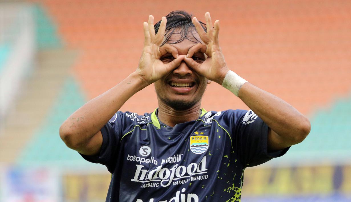 <p>Selebrasi pemain Persib Bandung, Robi Darwis, setelah menjebol gawang Dewa United dalam pertandingan pekan ke-31 BRI Liga 1 2022/2023 melawan Dewa United yang berlangsung di stadion Pakansari, Cibinong, Senin (20/3/2023). (Bola.com/Ikhwan Yanuar)</p>