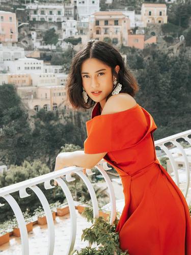 4 Gaya Dian Sastrowardoyo Gunakan Sneakers Mana Favoritmu Fashion Fimela Com