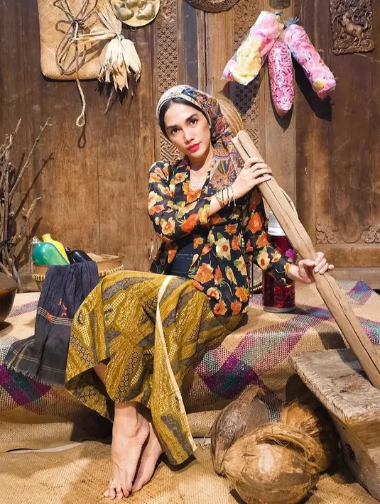 Kebaya tersebut pun dipadukan obi hitam dan kain batik coklat sebagai bawahannya. Tampak ia pun mengenakan gelang bertumpuk.  [@ussypratama]