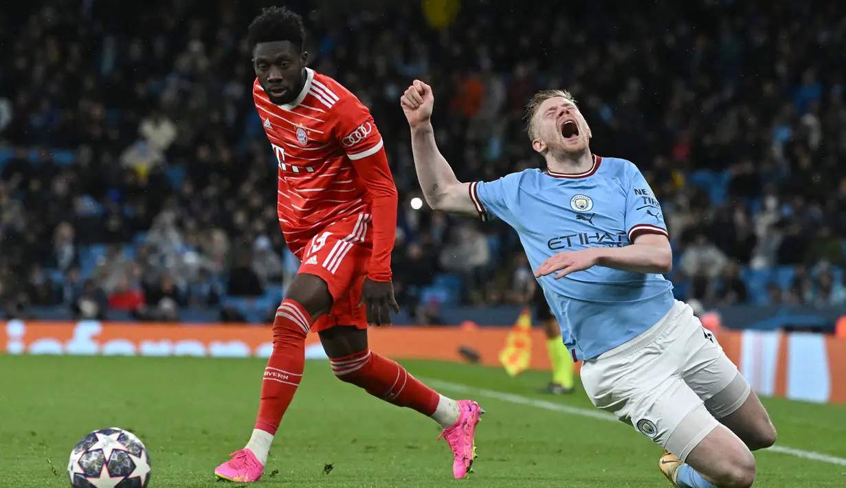 Pemain Bayern Munchen, Alphonso Davies (kiri) melanggar pemain Manchester City, Kevin De Bruyne pada laga leg pertama perempat final Liga Champions 2022/2023 di Etihad Stadium, Manchester, Rabu (12/04/2023) WIB. Meski memiliki kecepatan dalam hal menyerang, Davies terlihat kepayahan ketika harus bertahan. Serangan City acap kali bermula dari area yang dijaga Davies. (AFP/Paul Ellis)