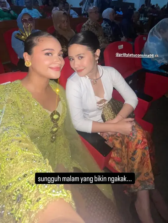 Tampak Prilly pun membawa tas songket warna gold. Membuat tampilannya semakin elegan.  [@auroraribero]