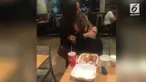 Carmen memutuskan membelikan makanan baru untuk wanita tersebut.