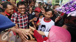 Sejumlah warag berebut untuk bersalaman dengan Djarot Saiful Hidayat di Cengkareng Timur, Jakarta Barat, Rabu (18/1). Kedatangan Djarot disambut antusias oleh sejumlah warga yang meneriakkan yel-yel dukungan kepada Djarot. (Liputan6.com)