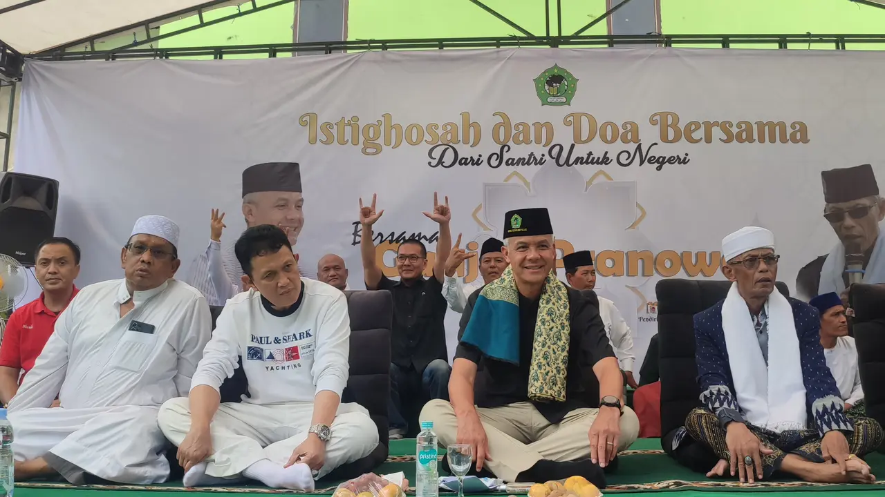 Ganjar Pranowo melakukan istighosah dan doa bersama warga di Pondok Pesantren Roudlotussolihin, Bumi Restu, Kecamatan Palas, Kabupaten Lampung Selatan, Senin (22/1/2024).