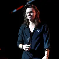 Harry Styles memotong rambut karena niat mulia untuk disumbangkan kepada penderita penyakit kanker. (AFP/Bintang.com)