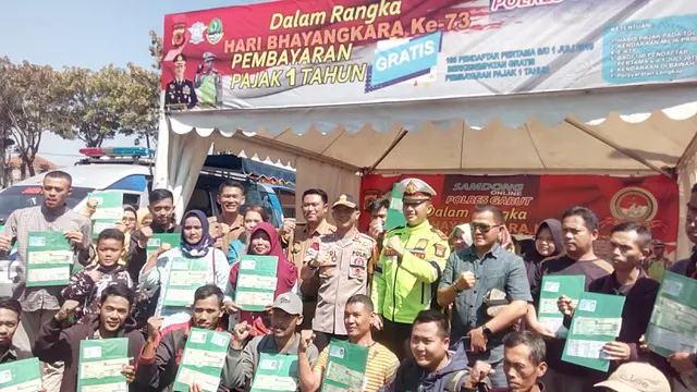 Puluhan warga Garut yang telah berhasil mendapatkan pelayanan pajak gratis 1 tahun dalam HUT Bhayangkara ke-73 dari Polres Garut siang tadi
