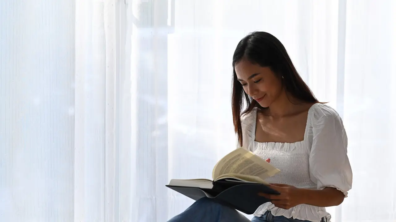 Membaca Buku.