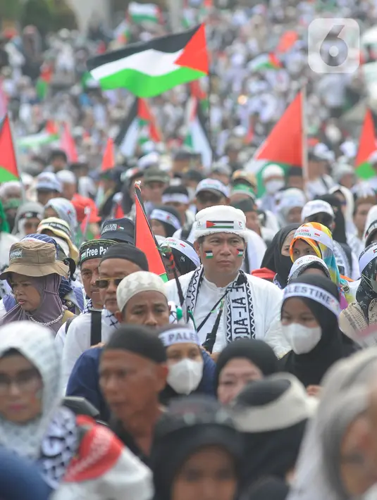 Aksi tersebut sebagai bentuk solidaritas dan kepedulian masyarakat Indonesia terhadap penderitaan rakyrat Palestina akibat serangan militer Israel serta mendukung kemerdekaan Palestina. (merdeka.com/Arie Basuki)