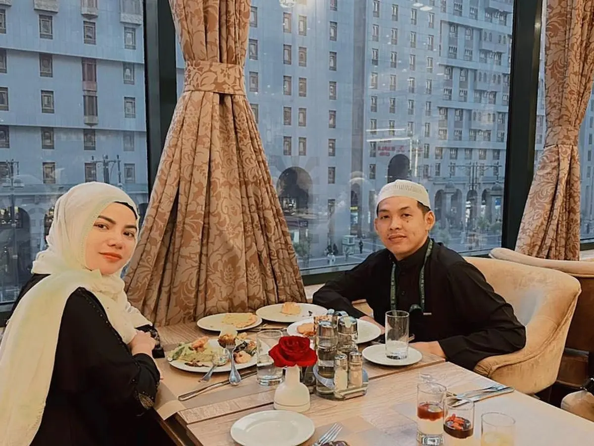Dinar Candy Cuek Wajahnya Dipamerin Ko Apex di Hotel Selama Umrah, Ternyata  Diam-diam Sudah Nikah Siri - ShowBiz Liputan6.com