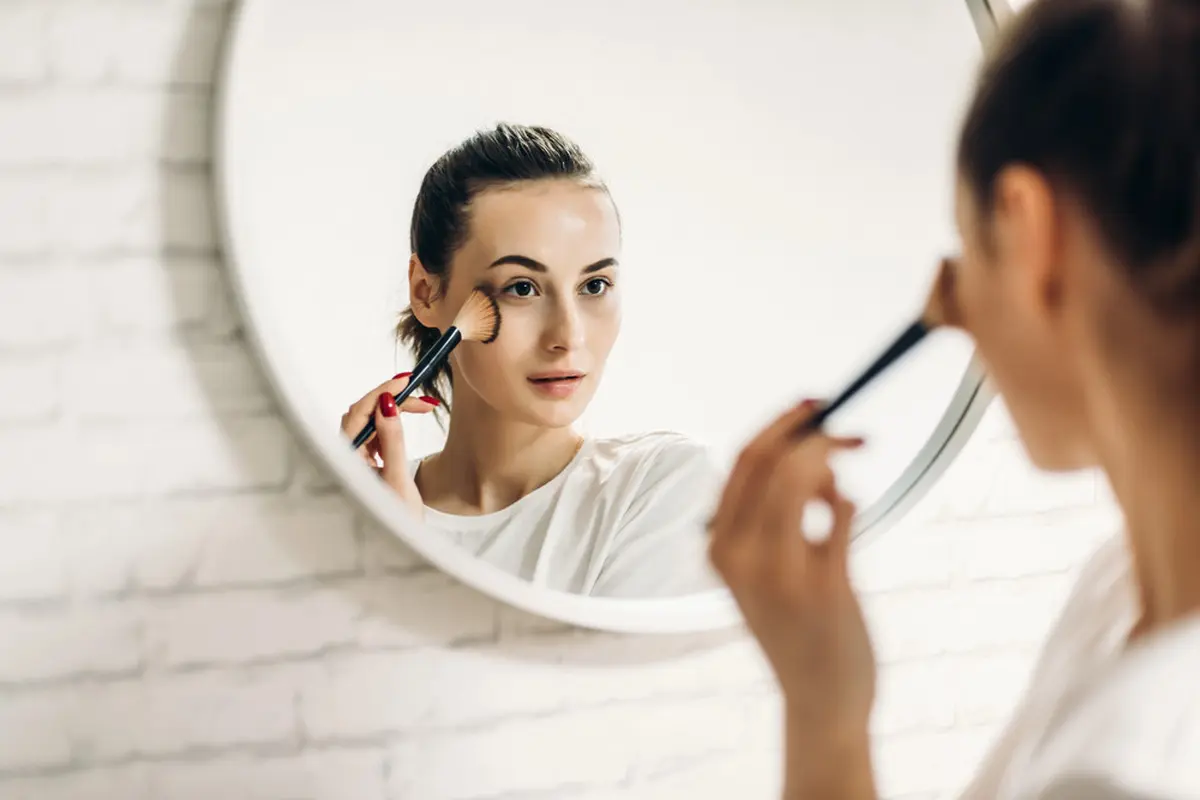 Trik Mengaplikasikan Setting Powder agar Hasil Makeup Lebih Flawless, Anti Cakey!