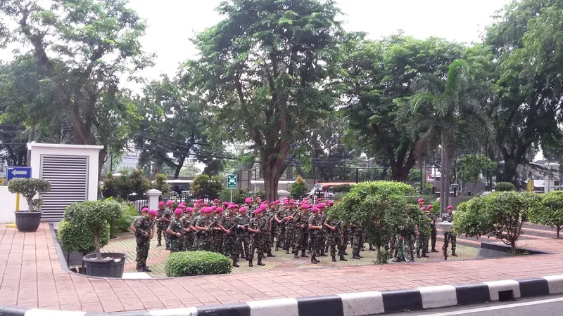 Menjelang demonstrasi besar-besaran nanti siang, pengamanan Balai Kota ditingkatkan. 