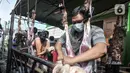 Panitia menguliti hewan kurban saat perayaan Hari Raya Idul Adha 1442 H di Musala Nurul Huda, Jakarta, Selasa (20/7/2021). Panitia diwajibkan mengenakan masker dan menerapkan protokol kesehatan guna mencegah penyebaran COVID-19. (merdeka.com/Iqbal S. Nugroho)