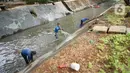 Aktivitas pekerja saat menyemen dinding turap Kali Baru Barat di kawasan Manggarai, Jakarta, Kamis (14/11/2019). Hal tersebut dilakukan sebagai bentuk perawatan rutin untuk mencegah kelongsoran turap menjelang musim hujan. (Liputan6.com/Immanuel Antonius)